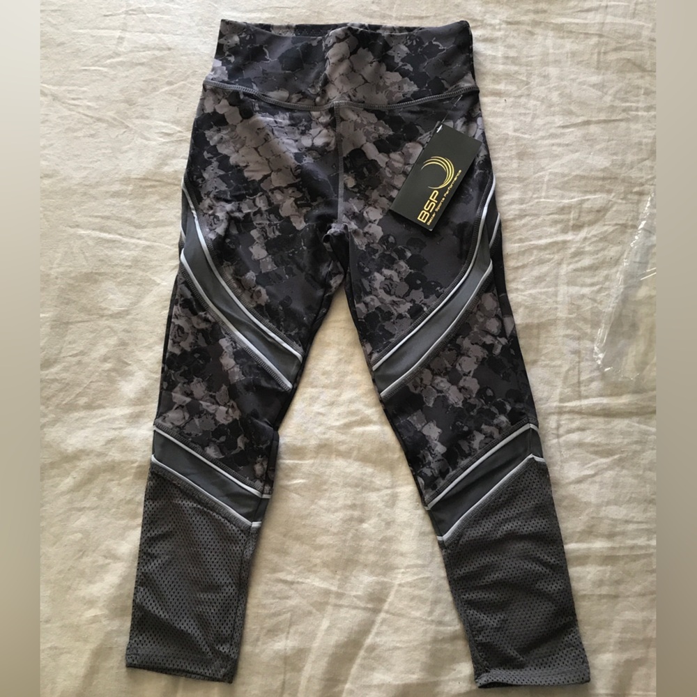 (NWT) Better Sports Performance (BSP) cropped leggings in medium